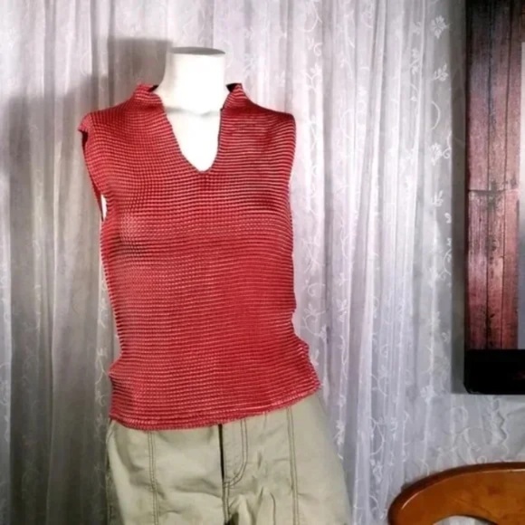 Textured Stretch Curve Hugging V Neck Sleeveless Top - Picture 7 of 7